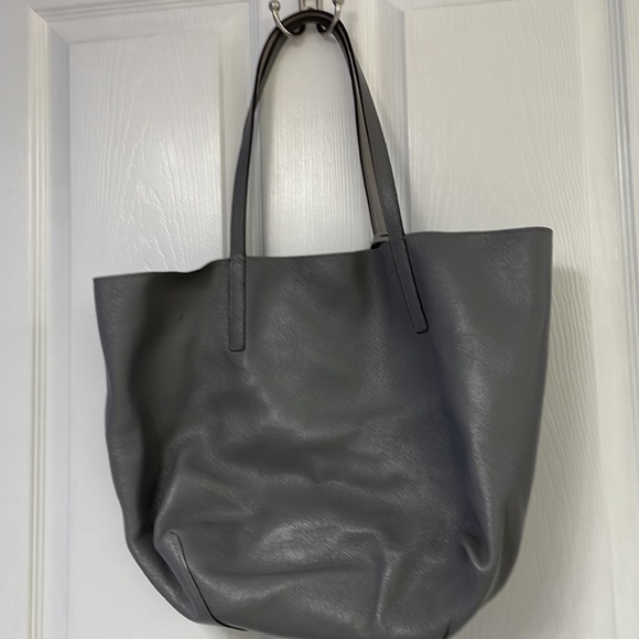 Michael Kors Izzy large reversible leather tote in Grey - Picture 2 of 10